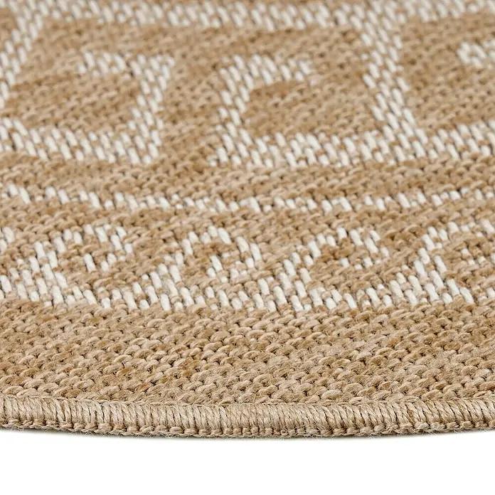 Outdoor-Teppich Comilla II - Beige, Durchmesser: 160 cm, 100 % Polypropylen - Nahaufnahme eines beigen Teppichs mit einem geometrischen Muster und einer dezenten Bordüre. Ideal für Wohnräume.