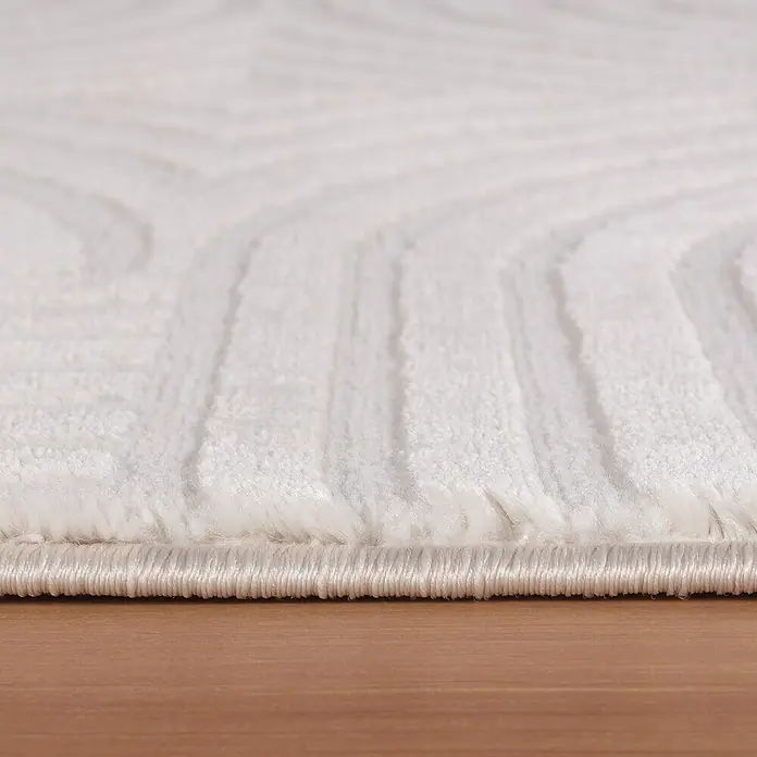 Kurzflorteppich Sahara I - Creme, 250 x 80 cm, 100 % Polypropylen - Detailaufnahme eines weißen Teppichs mit geometrischem Muster und weicher Textur, ideal für eine gemütliche Wohnatmosphäre.