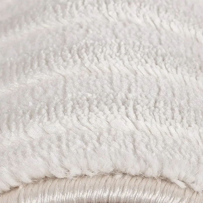 Kurzflorteppich Sahara I - Creme, 250 x 80 cm, 100 % Polypropylen - Nahaufnahme eines flauschigen, weißen Teppichs, der Komfort und Wärme ausstrahlt.