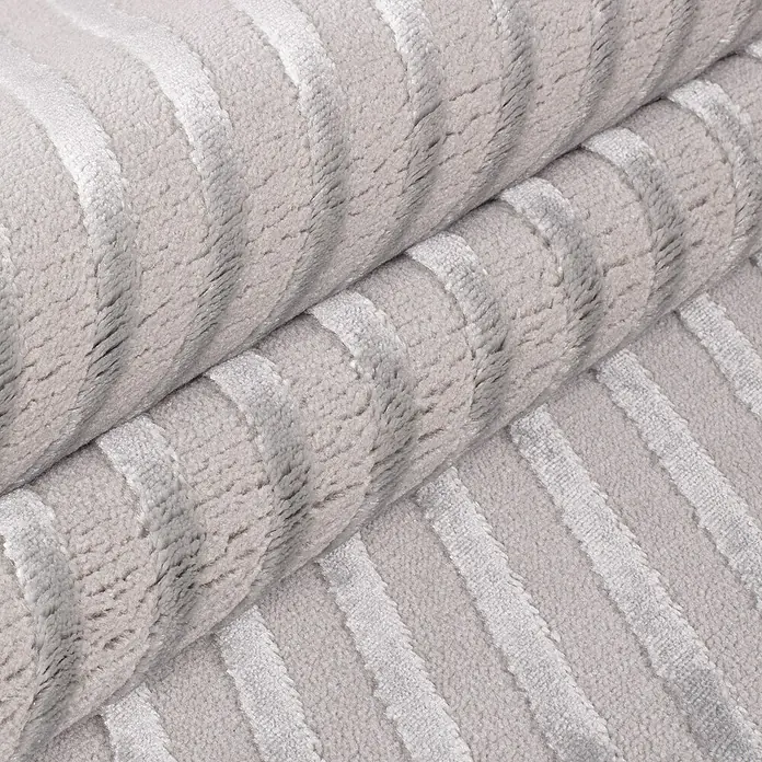 Kurzflorteppich Sahara IV - Silber, 370 x 280 cm, 100 % Polypropylen - Nahaufnahme eines hellgrauen Teppichs mit Streifenmuster und weicher Textur, ideal für ein gemütliches Ambiente.
