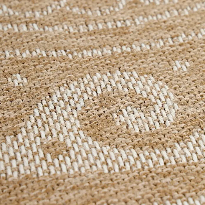 Outdoor-Teppich Comilla II - Beige, Durchmesser: 160 cm, 100 % Polypropylen - Nahaufnahme eines Teppichs mit beigen und weißen Webmustern, der Textur und Handwerkskunst hervorhebt.