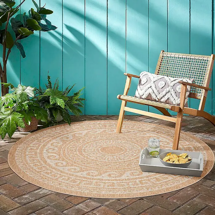 Outdoor-Teppich Comilla II - Beige, Durchmesser: 160 cm, 100 % Polypropylen - Beige runder Teppich mit Muster, draußen auf der Terrasse mit Stuhl, Kissen, Getränk und Snacks für gemütliche Stunden.