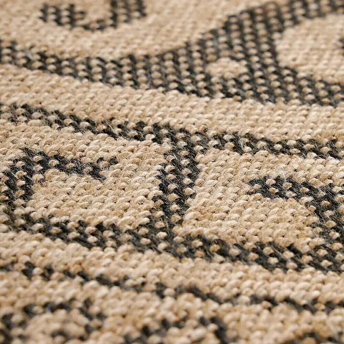 Outdoor-Teppich Comilla II - Schwarz, Durchmesser: 200 cm, 100 % Polypropylen - Detailaufnahme eines Teppichs mit geometrischem Muster in Beige- und Schwarztönen, die die Textur und das Design hervorheben.