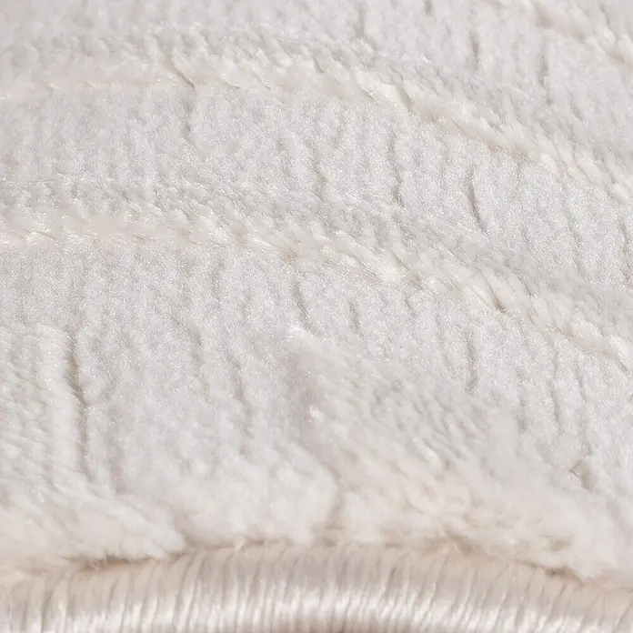 Kurzflorteppich Sahara IV - Creme, 230 x 160 cm, 100 % Polypropylen - Detailaufnahme einer weichen, weißen Sherpa-Decke mit flauschiger Textur, ideal für Wärme und Komfort.