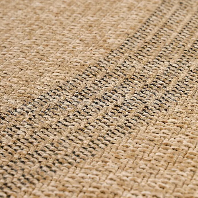 Outdoor-Teppich Comilla I - Schwarz, Durchmesser: 80 cm, 100 % Polypropylen - Nahaufnahme eines Teppichs mit beigen und schwarzen Streifen, der Textur und Muster hervorhebt.