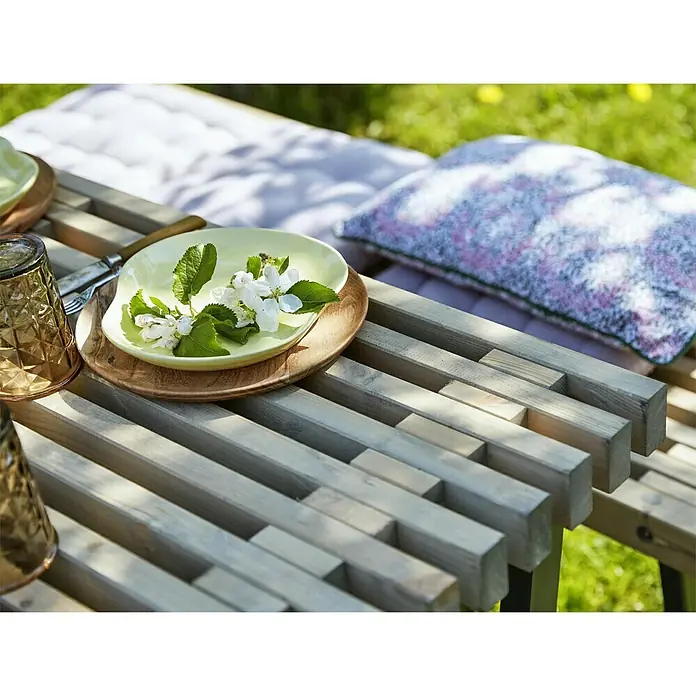 Plus Gartentisch Siesta - L x B x H: 138 x 76,5 x 72 cm, Nadelholz, Rechteckig, Natur/Schiefergrau - Nahaufnahme eines Tisches mit Geschirr und Blumen, der eine entspannte und stilvolle Outdoor-Szene zeigt.