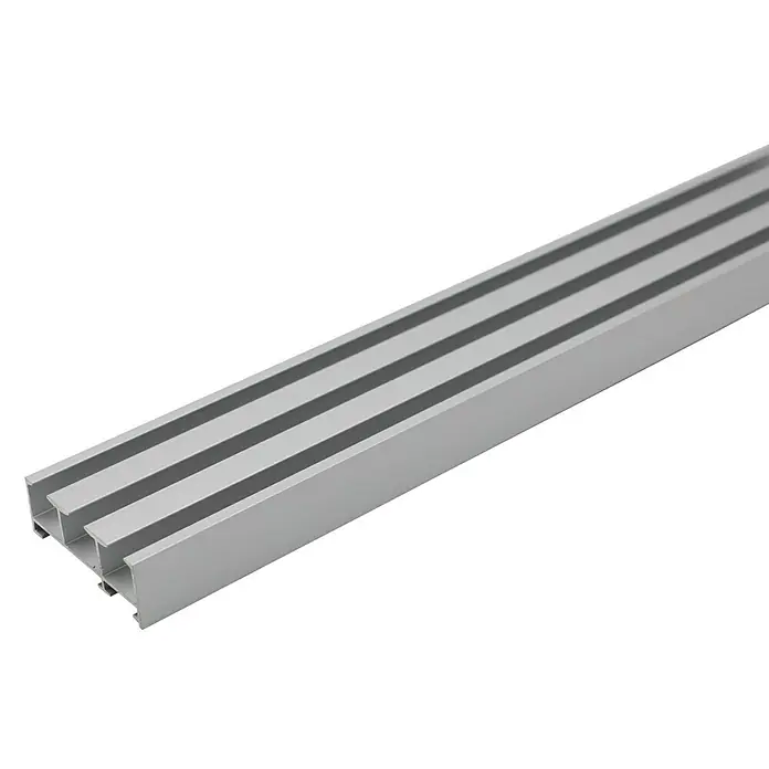 Expo Ambiente Gardinenprofil Smart Set - Anzahl Läufe: 3 Stk., Silber, 260 cm - Nahaufnahme einer Aluminiumprofilschiene mit mehreren Nuten, ideal für Konstruktionen und Befestigungen. Silberne, robuste Bauweise.