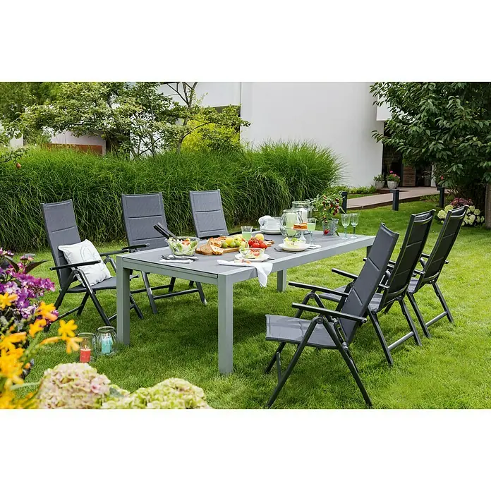 Sunfun Maja Mesa de jardín XL - L x An x Al: 280 x 100 x 75 cm, Aluminio, vidrio, Rectangular, Antracita, Extensible - Un juego de mesa de jardín con seis sillas y una mesa está preparado para una comida al aire libre en una zona de césped.