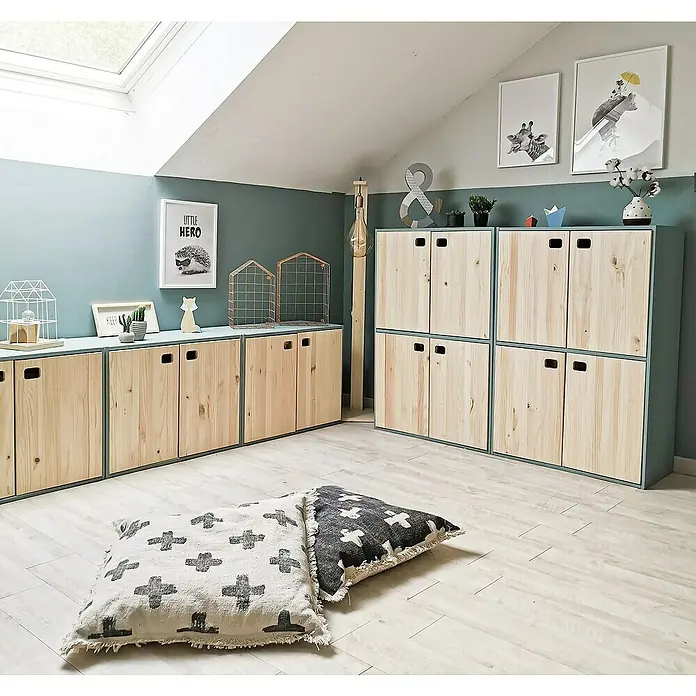 Astigarraga Dinamic Holz-Mehrzweckschrank - L x B x H: 33 x 70,8 x 105,4 cm, Holz - Einrichtungsidee für Kinderzimmer mit Holzschränken und Kissen. Die hellen Möbel und die Dekoration schaffen eine freundliche Atmosphäre.