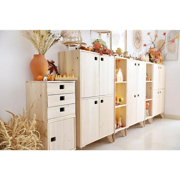Astigarraga Dinamic Holz-Mehrzweckschrank - L x B x H: 33 x 70,8 x 105,4 cm, Holz - Einrichtungsidee mit hellem Holzschrank und dekorativen Elementen wie Kürbissen und Trockenblumen. Schafft eine gemütliche Herbstatmosphäre.