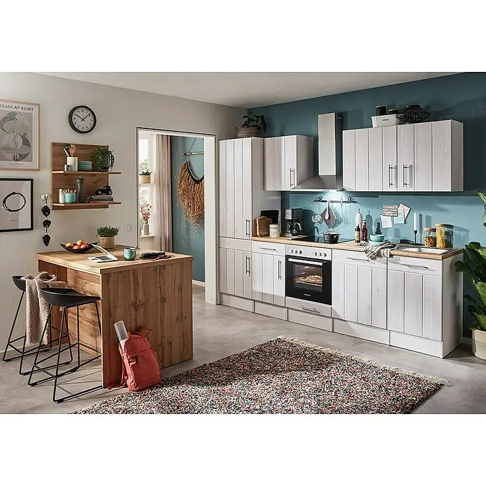 Respekta Inselküche Anton - Breite: 280 cm, Lärche Weiß Nachbildung, Mit Elektrogeräten - Moderne Küche mit weißen Schränken, einer Kochinsel und einer gemütlichen Atmosphäre. Das offene Design und die Farbakzente schaffen eine einladende Umgebung.