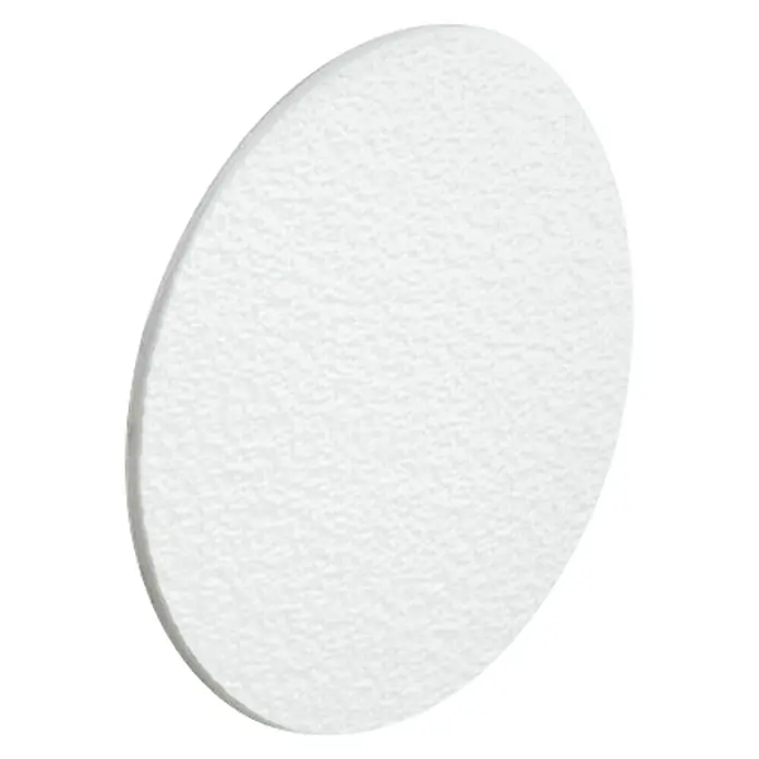 Suki Tapón embellecedor - Diámetro: 18 mm, Blanco - Primer plano de un objeto blanco, circular con una textura rugosa, posiblemente una almohadilla o disco.