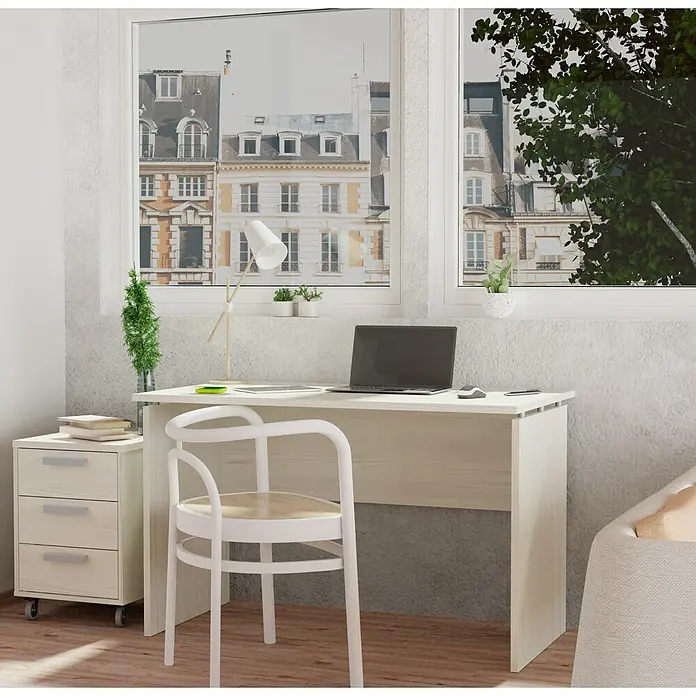 Muebles Pitarch Teide Mesa de escritorio - L x An x Al: 68 x 120 x 76 cm, Pino - Un escritorio con silla y cajonera frente a una ventana con vistas a la ciudad. El escritorio proporciona espacio para un portátil y una lámpara.