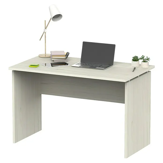 Muebles Pitarch Teide Mesa de escritorio - L x An x Al: 68 x 120 x 76 cm, Pino - Este escritorio ofrece una gran área de trabajo. Está equipado con un ordenador portátil, una lámpara y varios artículos de oficina.