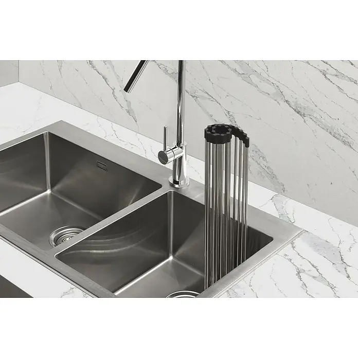 Esterilla escurridora enrollable - 44 x 32 cm, Inox/Negro - Fregadero doble de acero inoxidable con escurreplatos y grifo moderno frente a una pared de mármol. Un accesorio de cocina práctico y elegante.