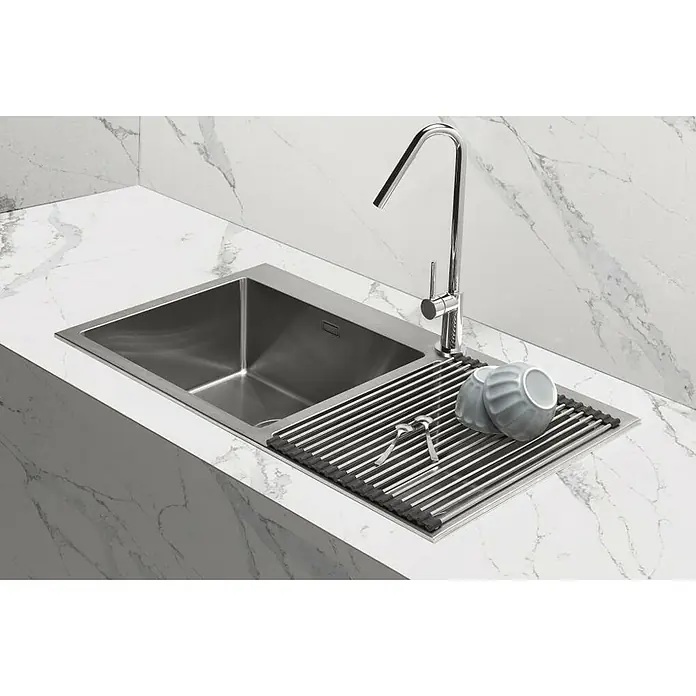 Esterilla escurridora enrollable - 44 x 32 cm, Inox/Negro - Fregadero con escurridor y platos. La cocina moderna presenta líneas limpias y una encimera de mármol.