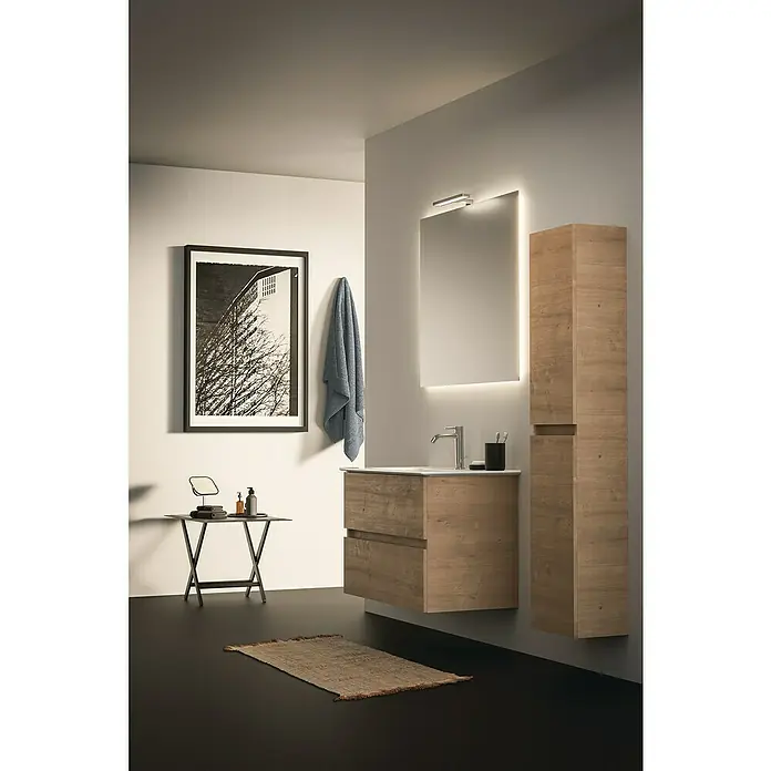 Ideal Standard Eurovit Hochschrank + - 30 x 23,6 x 150 cm, Hamilton Eiche - Elegantes Badezimmer mit Waschtischunterschrank in Holzoptik, beleuchtetem Spiegel und passendem Hochschrank. Das Design ist modern und stilvoll.