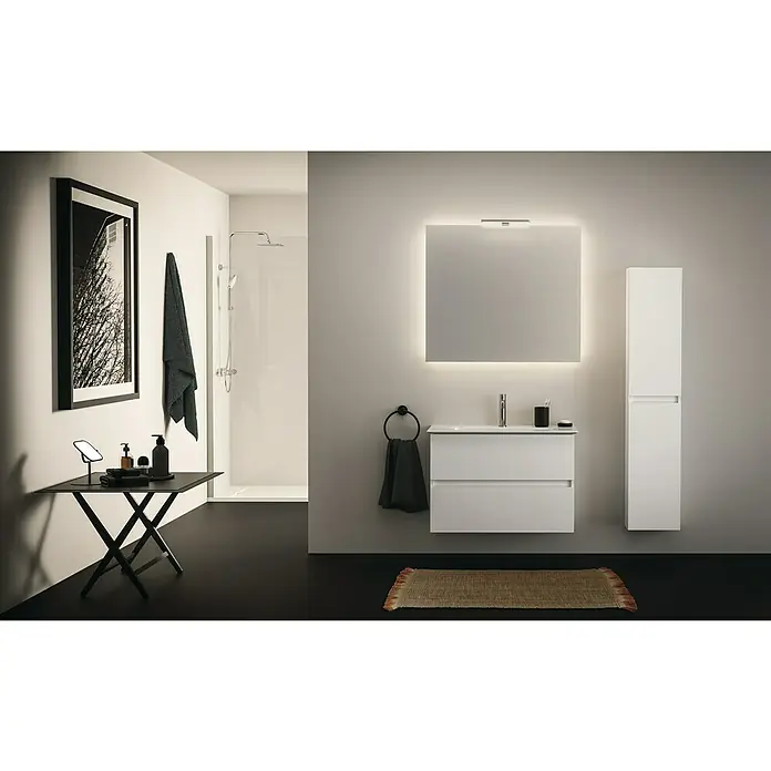 Ideal Standard Eurovit Hochschrank + - 30 x 23,6 x 150 cm, Weiß - Badezimmer mit modernem Waschtisch, beleuchtetem Spiegel und schwarzem Akzenttisch mit Pflegeprodukten für ein stilvolles Ambiente.