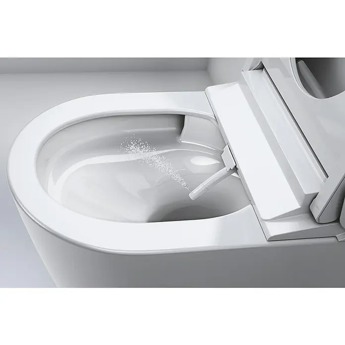 Grohe Wand-Dusch-WC-Set Sensia - Spülrandlos, Mit antibakterieller Glasur, Spülform: Tief, WC Abgang: Waagerecht, Weiß - Nahaufnahme einer weißen Toilette mit Bidetfunktion in Aktion. Die Bidetdüse ist ausgefahren und sprüht Wasser.