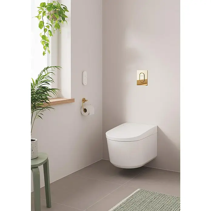 Grohe Wand-Dusch-WC-Set Sensia - Spülrandlos, Mit antibakterieller Glasur, Spülform: Tief, WC Abgang: Waagerecht, Weiß - Ein modernes Badezimmer mit einer wandhängenden Toilette, einem goldenen Spülknopf und einem minimalistischen Design.