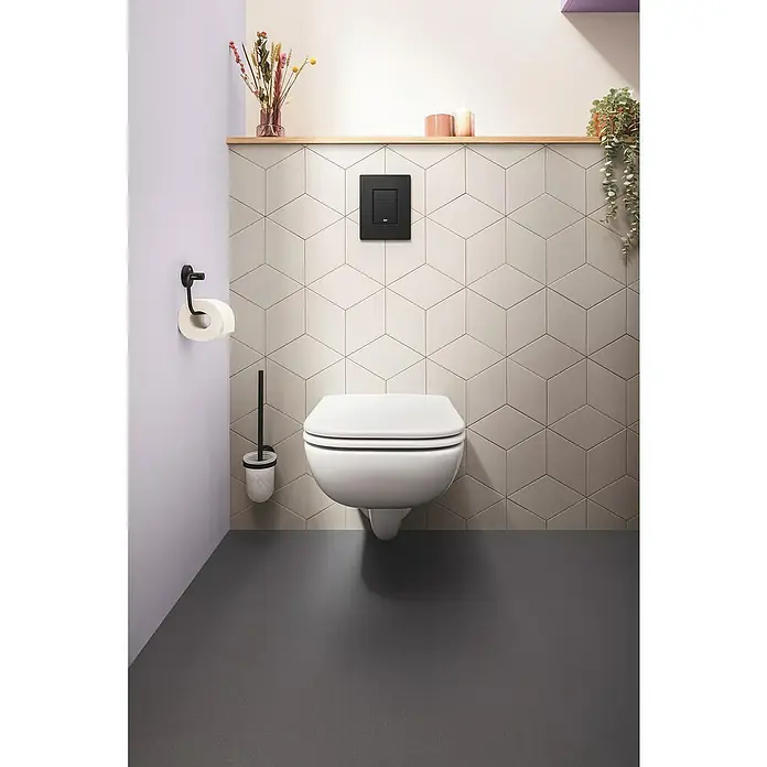 Grohe Betätigungsplatte Even - Schwarz, 2-Mengen-Spülung, Eckig - Eine wandmontierte Toilette mit schwarzer Betätigungsplatte vor einer geometrischen Wand. Die Toilette ist in einem modernen Badezimmer installiert.