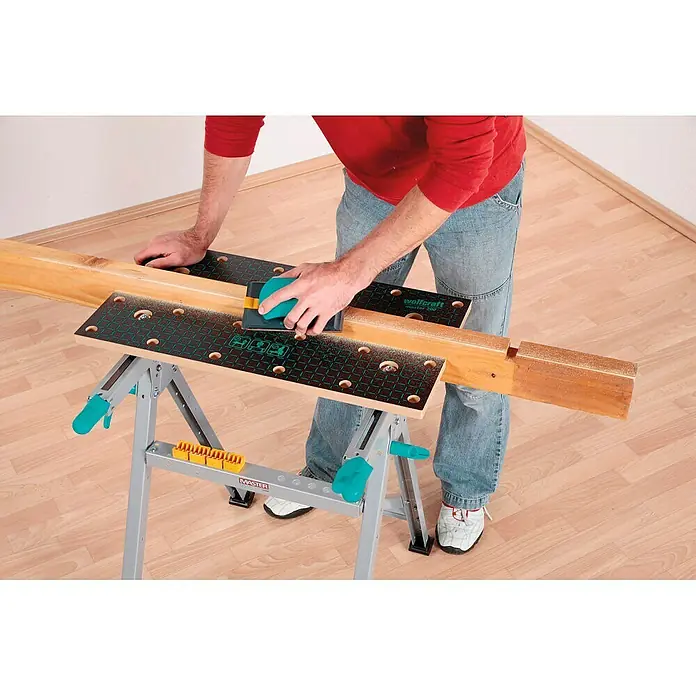 Wolfcraft Master Banco de trabajo 200 - Altura de trabajo: 800 mm, Carga soportada: 180 kg - Un carpintero lija una tabla sobre un banco de trabajo Wolfcraft, una ayuda ideal para tareas de taller, preciso y seguro.