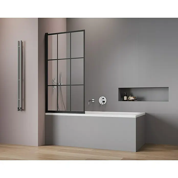 Corniche Badewannenaufsatz Göteborg - B x H: 80 x 140 cm, 1 Stk., Schwarz - Badezimmer mit einer modernen Badewanne mit Duschabtrennung aus Glas mit schwarzem Rahmen und einem Nischenregal.