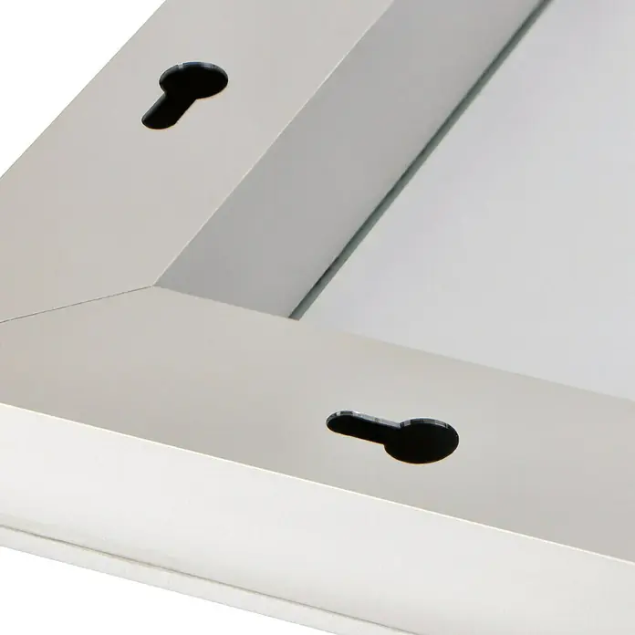 Riva LED-Lichtspiegel Draw Tape - 100 x 75 cm - Detailaufnahme der Rückseite eines weißen Spiegels mit Aufhängern zur Wandmontage.