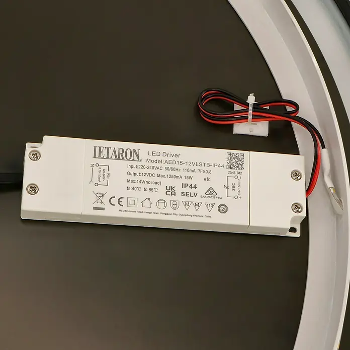 DSK Lichtspiegel Desire - Durchmesser: 55 cm, Schwarz, Leuchtmittel - Nahaufnahme eines IETARON LED-Treibers (Modell: AED15-12VLSTB-IP44) mit technischen Details und Zertifizierungen.