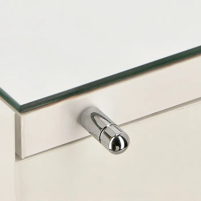 Riva Vulcano LED-Spiegelschrank - 60 x 61,8 cm, Mit Beleuchtung - Nahaufnahme eines stilvollen Schminktischs mit einer eleganten Glasplatte und einem modernen, verchromten Griff, der das Design hervorhebt.