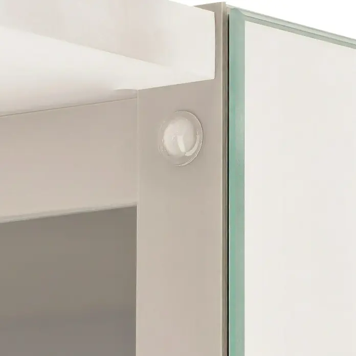 Riva Look LED-Spiegelschrank - B x H: 60,6 x 64,8 cm, Mit Beleuchtung - Detailaufnahme eines weißen Schrankes mit Glasfront und transparentem Stoßdämpfer, der die Tür vor dem Anschlagen schützt.