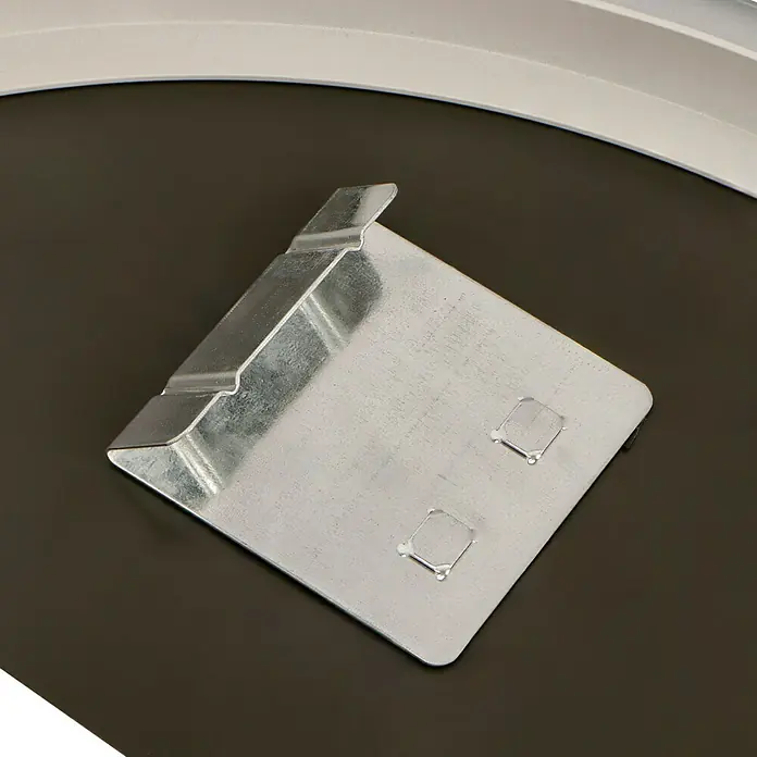 DSK Lichtspiegel Desire - Durchmesser: 55 cm, Schwarz, Leuchtmittel - Nahaufnahme einer silbernen Metallhalterung mit zwei quadratischen Aussparungen auf einer glatten, dunklen Oberfläche.