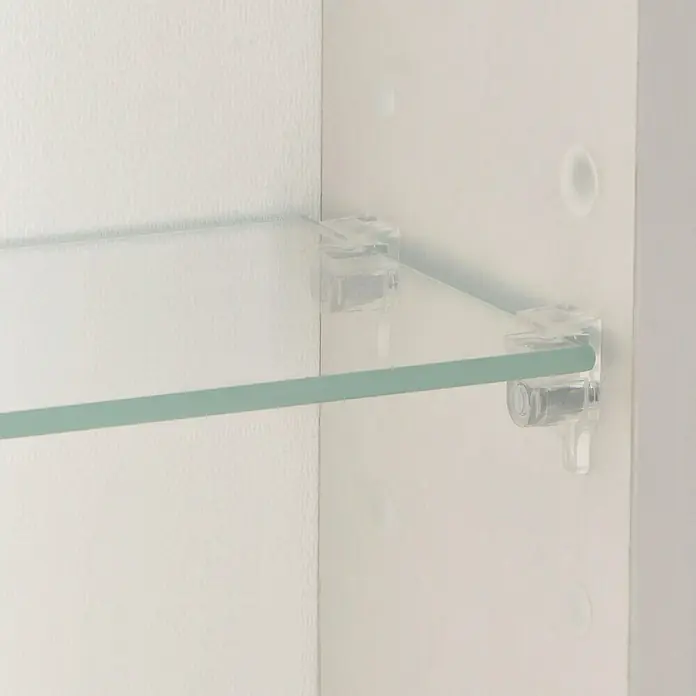 Riva Vulcano LED-Spiegelschrank - 60 x 61,8 cm, Mit Beleuchtung - Glasregal mit transparenten Halterungen in einem weißen Schrank, das eine moderne und minimalistische Ästhetik bietet.