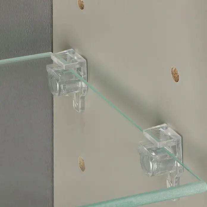 Riva Look LED-Spiegelschrank - B x H: 60,6 x 64,8 cm, Mit Beleuchtung - Nahaufnahme von transparenten Glaseinlegebodenhaltern an einer Wand, die eine Glasablage stützen, mit Fokus auf Design und Funktionalität.