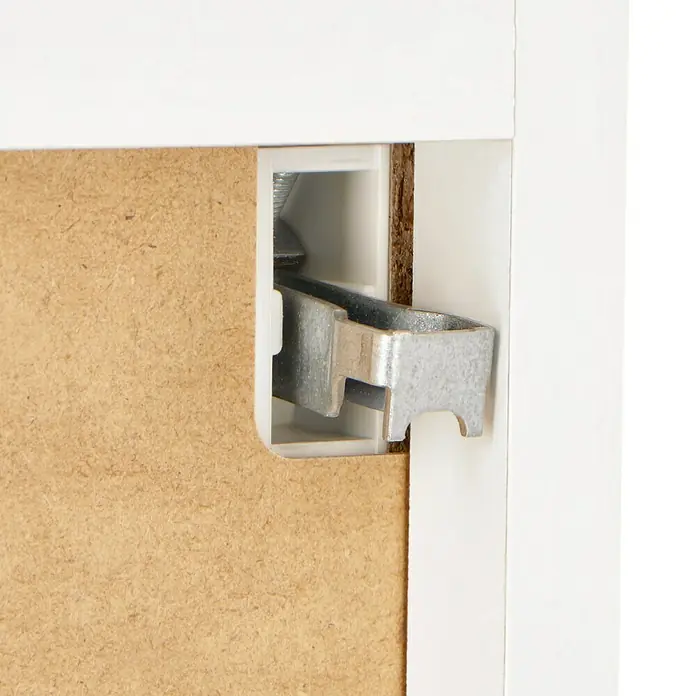Riva LED-Spiegelschrank Flora - B x H: 60 x 60 cm, Holz, Weiß - Nahaufnahme eines Möbelbeschlags. Der Beschlag aus Metall ist an einer weißen Holzstruktur befestigt und sichert ein Holzpaneel.