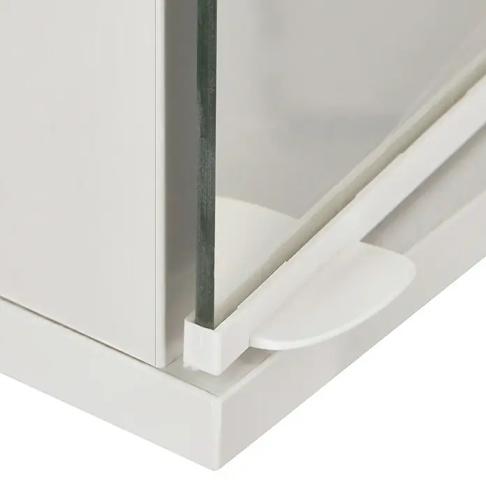 Jokey LED-Spiegelschrank Lena - B x H: 80 x 64 cm, Holz, Weiß - Detailaufnahme eines weißen Schranks mit Glasfront, der die schlichte Eleganz und Funktionalität des Möbeldesigns hervorhebt.