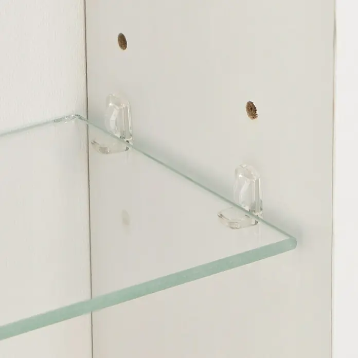 Riva LED-Spiegelschrank Luciana - B x H: 72 x 69,6 cm, Holz, Weiß - Nahaufnahme eines Glasregals, das mit transparenten Halterungen an einer weißen Wand befestigt ist. Das Regal ist klar und unauffällig.