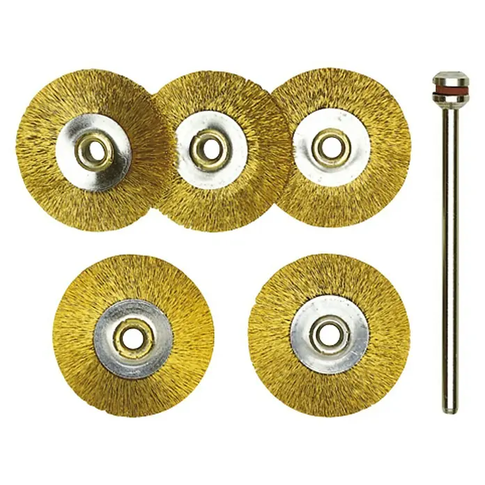 Proxxon Cepillo de latón N.º 28962 - Latón, 22 mm, 5 ud. - Un primer plano de cinco accesorios de cepillo de rueda de alambre de latón y un mandril para herramientas rotativas.