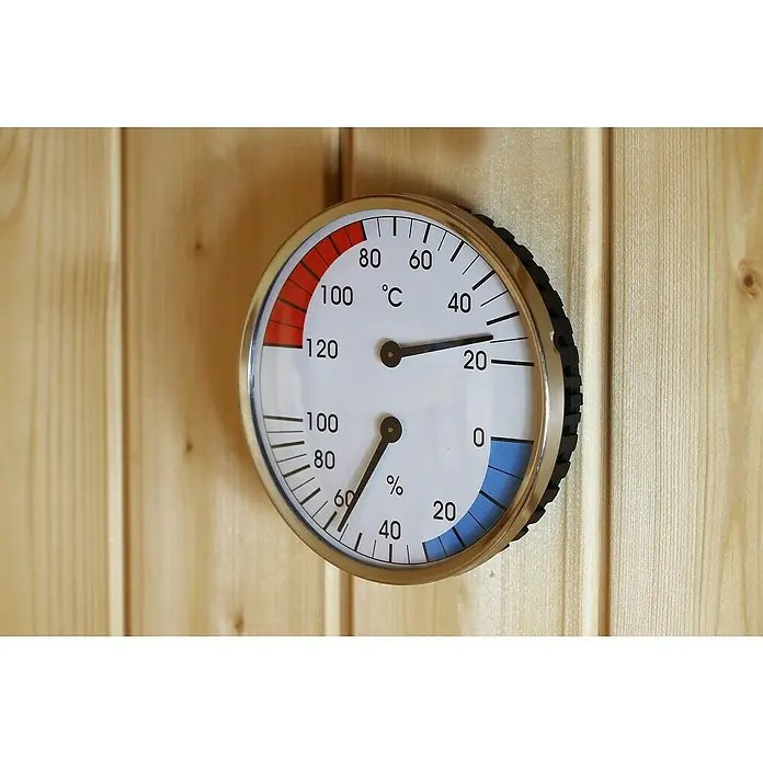Karibu Klimamesser Classic - Temperaturbereich Thermometer: 0 °C - 120 °C, Messbereich Hygrometer: 0 - 100 % r.F. - Nahaufnahme eines runden Sauna-Thermo-Hygrometers, das an einer Holzwand befestigt ist und Temperatur und Luftfeuchtigkeit anzeigt.