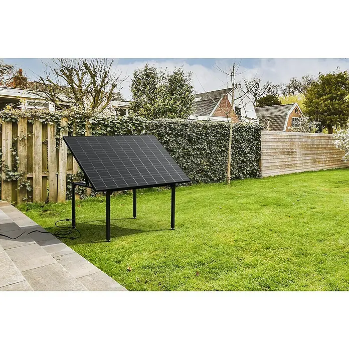 Technaxx Solar-Tischkraftwerk 400 W TX-250 - 400 W, L x B x H: 173 x 114 x 84 cm - Ein Solarpanel steht im Garten, umgeben von Grün. Effiziente Energielösung für Zuhause.