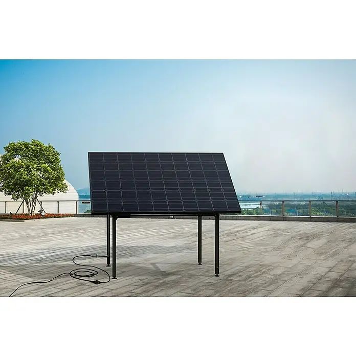 Technaxx Solar-Tischkraftwerk 400 W TX-250 - 400 W, L x B x H: 173 x 114 x 84 cm - Eine einzelne Solarzelle steht auf einem sonnigen Dach. Eine nachhaltige Energielösung für umweltbewusste Verbraucher.