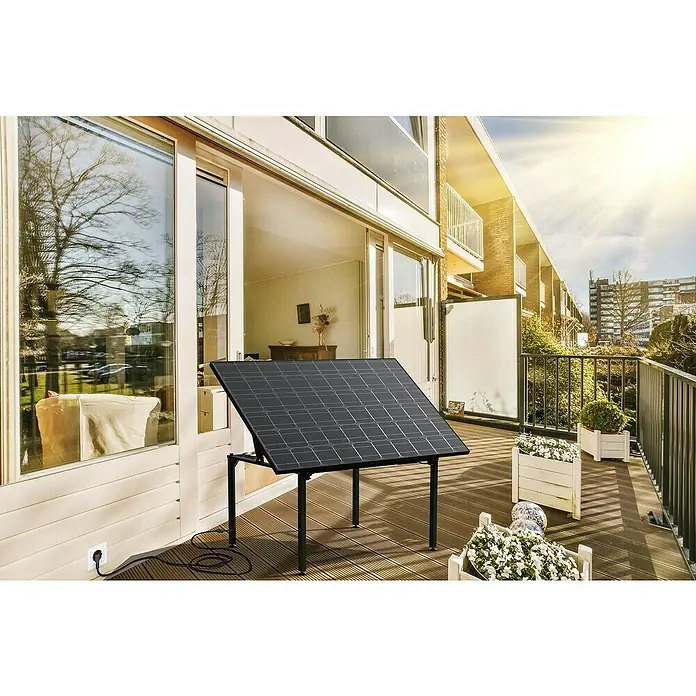 Technaxx Solar-Tischkraftwerk 400 W TX-250 - 400 W, L x B x H: 173 x 114 x 84 cm - Solarpanel auf einem Balkon, angeschlossen an eine Steckdose, zur Nutzung erneuerbarer Energie in einem Wohnhaus.