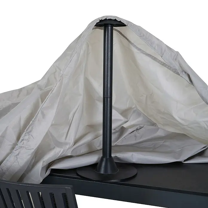 Siena Garden Abstandhalter-Set AquaShield - 9 -tlg., Polyester - Eine graue Schutzhülle bedeckt einen Gartentisch und schützt ihn vor Witterungseinflüssen. Ein schwarzer Ständer stützt die Abdeckung.