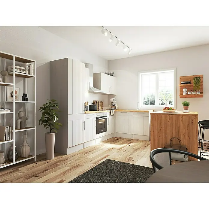 Respekta Inselküche Anton - B x L: 280 x 172 cm, Lärche Weiß Nachbildung, Mit Elektrogeräten - Helle Küche mit weißen Schränken, einer Kücheninsel aus Holz und einem offenen Regal. Ein moderner Raum zum Kochen und Genießen.