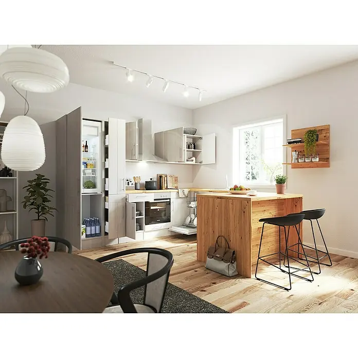 Respekta Inselküche Anton - B x L: 310 x 172 cm, Lärche Weiß Nachbildung, Mit Elektrogeräten - Eine helle und moderne Küche mit einer Kochinsel aus Holz und eleganten schwarzen Barhockern im Fokus. Die Kücheneinrichtung ist stilvoll und einladend.