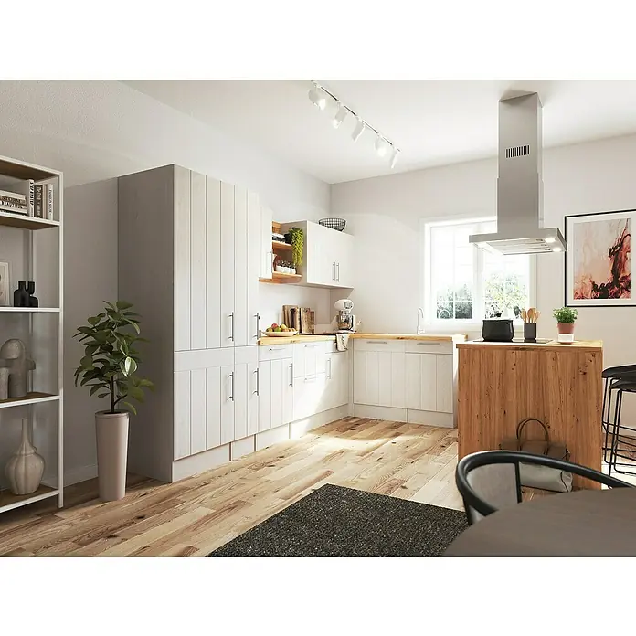 Respekta Inselküche Anton mit Haube - B x L: 310 x 172 cm, Lärche Weiß Nachbildung, Mit Elektrogeräten - Helle Küche mit weißen Schränken und Holzböden. Das Design ist modern und einladend, mit viel Tageslicht und Pflanzen für eine frische Atmosphäre.