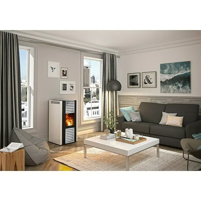 Justus Pelletofen Sirkos 2.0 - 2,5 kW - 6 kW, Raumheizvermögen: 160 m³, Schwarz/Seidenweiß - Ein stilvolles Wohnzimmer mit einem modernen Kaminofen, der Wärme und Eleganz ausstrahlt.