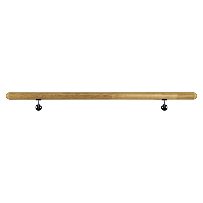Treba Frewa Handlauf-Set H28 - Eiche, Versiegelt, Länge: 1.500 mm, Wandhalter Schwarz - Nahaufnahme einer hölzernen Handlaufstange mit dunklen, kunstvollen Halterungen, die Stabilität und dekorative Details vereinen.