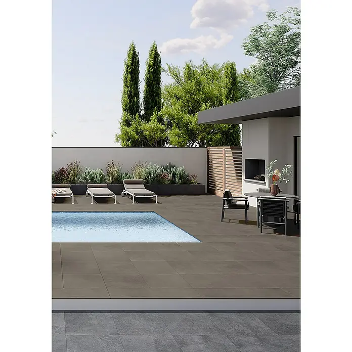 Art-Tec by Palazzo Terrassenfliese - 60 x 60 x 2 cm, Taupe, Matt - Außenansicht mit Pool und Terrassenplatten. Die grauen Terrassenplatten passen hervorragend zu den modernen Gartenmöbeln.