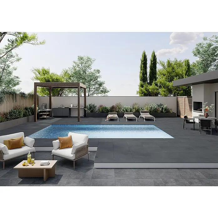 Art-Tec by Palazzo Terrassenfliese - 60 x 60 x 2 cm, Graphit, Matt - Einladender Außenbereich mit Pool, Liegestühlen und stilvollen Gartenmöbeln. Der graue Terrassenbelag harmoniert perfekt mit der grünen Umgebung.